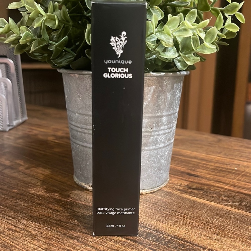 Younique Touch Glorious Mattifying Face Primer